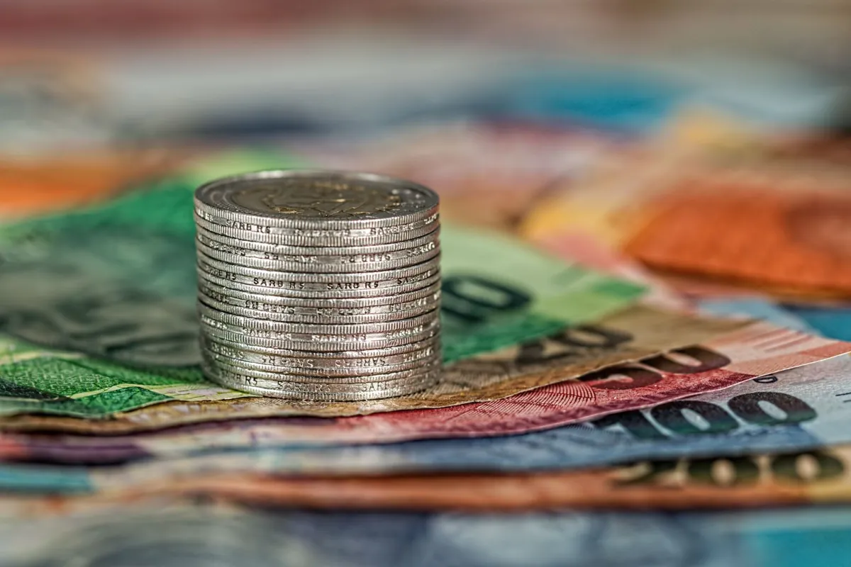 Periódico financiero con rendimientos de bonos y una calculadora, representando una guía de inversión en renta fija