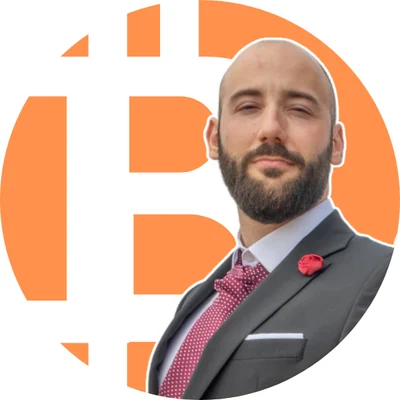 Cripto Adicto, finance and investing content creator, in front of a Bitcoin logo
