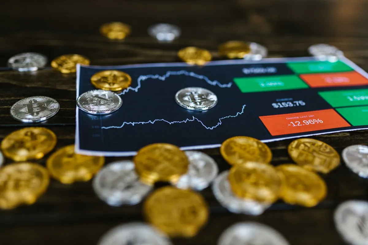 Pièces qui croissent pour représenter le rendement, comparant le staking et le lending crypto comme revenus passifs