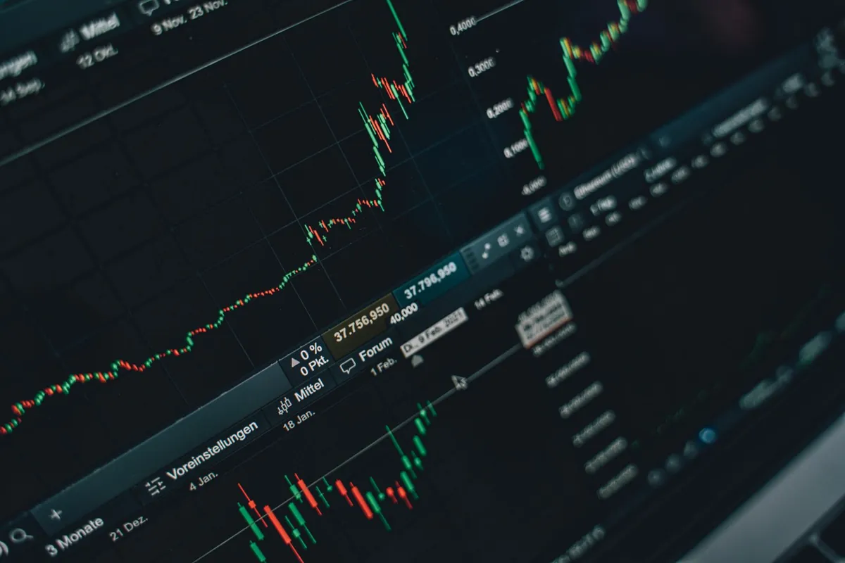 Portefeuille matériel (hardware wallet) pour le stockage à froid de cryptomonnaies, illustrant un guide pour sécuriser sa crypto