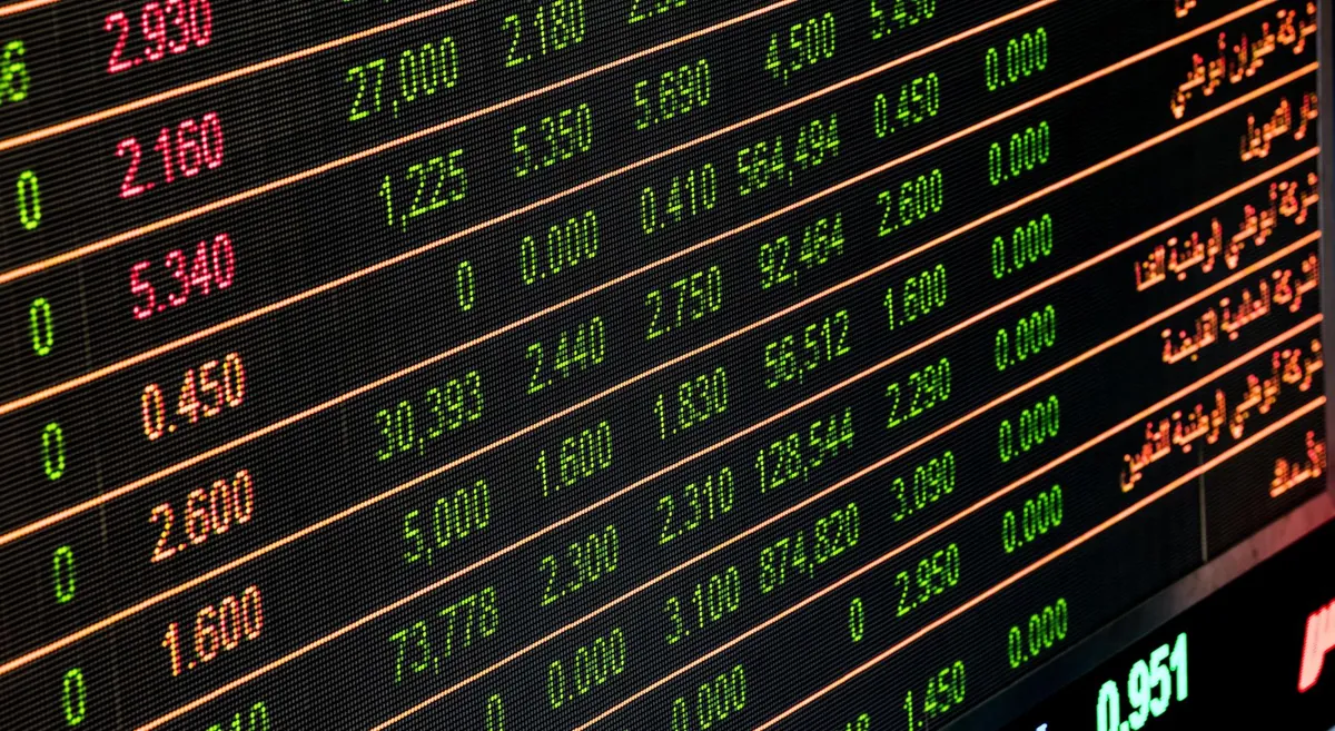 Investissement en ETF sur un portefeuille boursier diversifié affiché sur des écrans de trading
