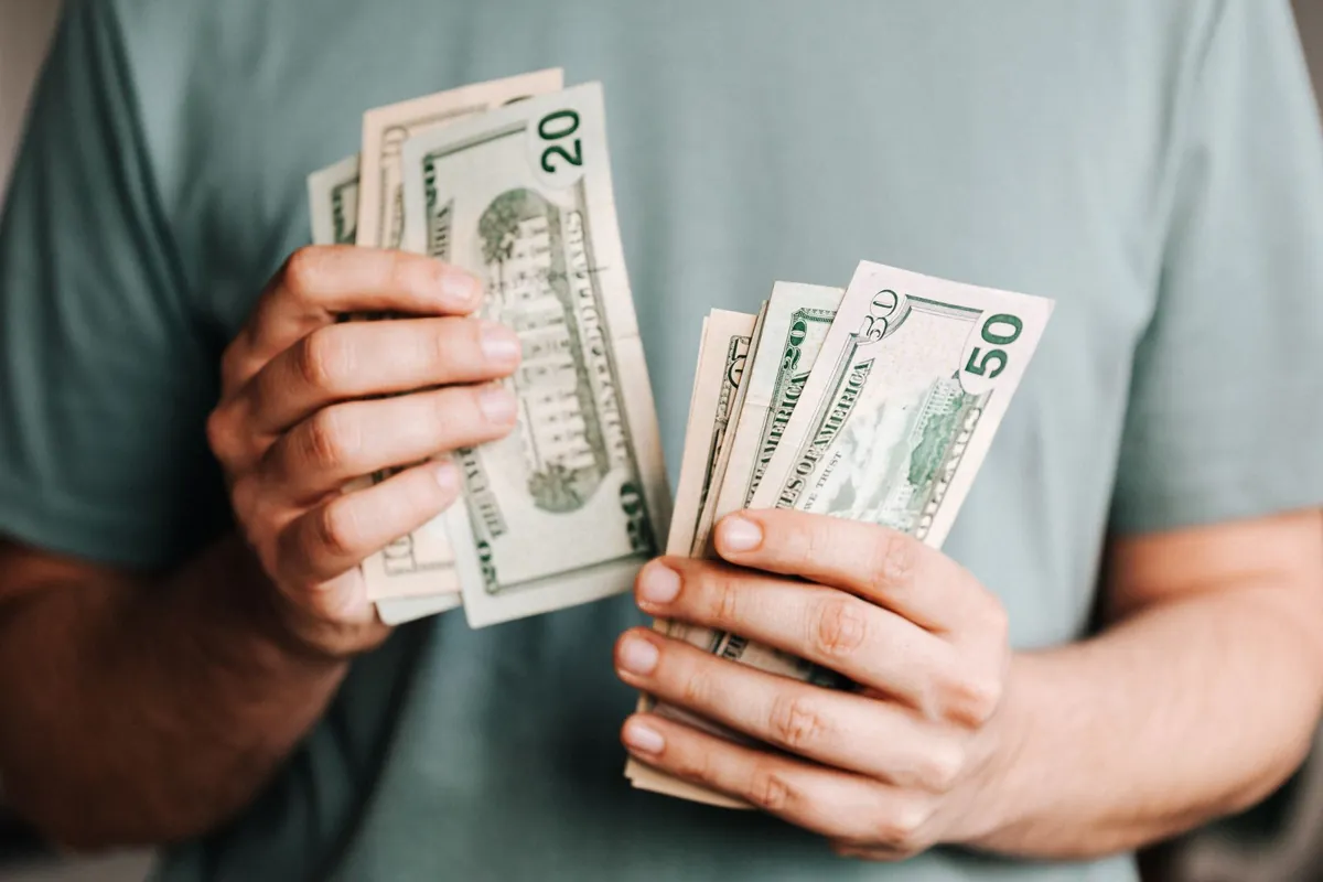 Concept de plateforme crypto qui s'effondre, illustrant l'effondrement et la fraude FTX de 2022 qui a englouti les fonds des clients