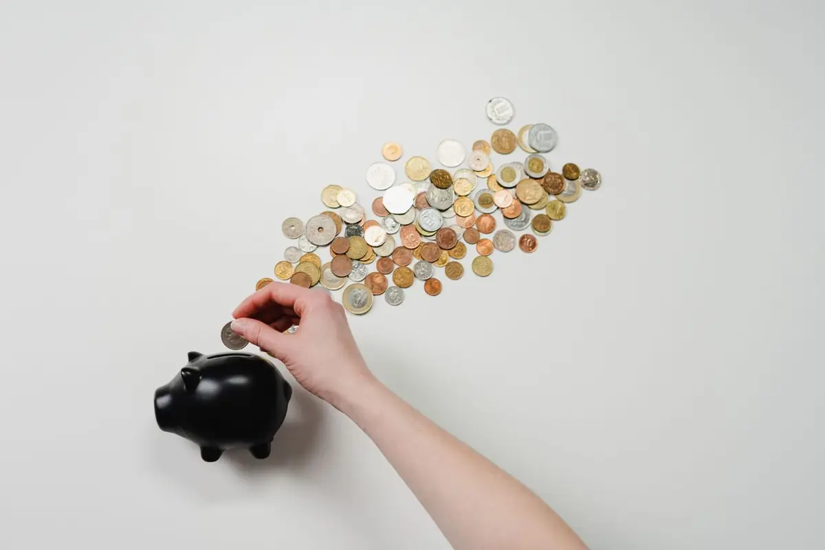 Einkaufstüten und eine steigende Ausgabenkurve, die Lebensstil-Inflation veranschaulichen