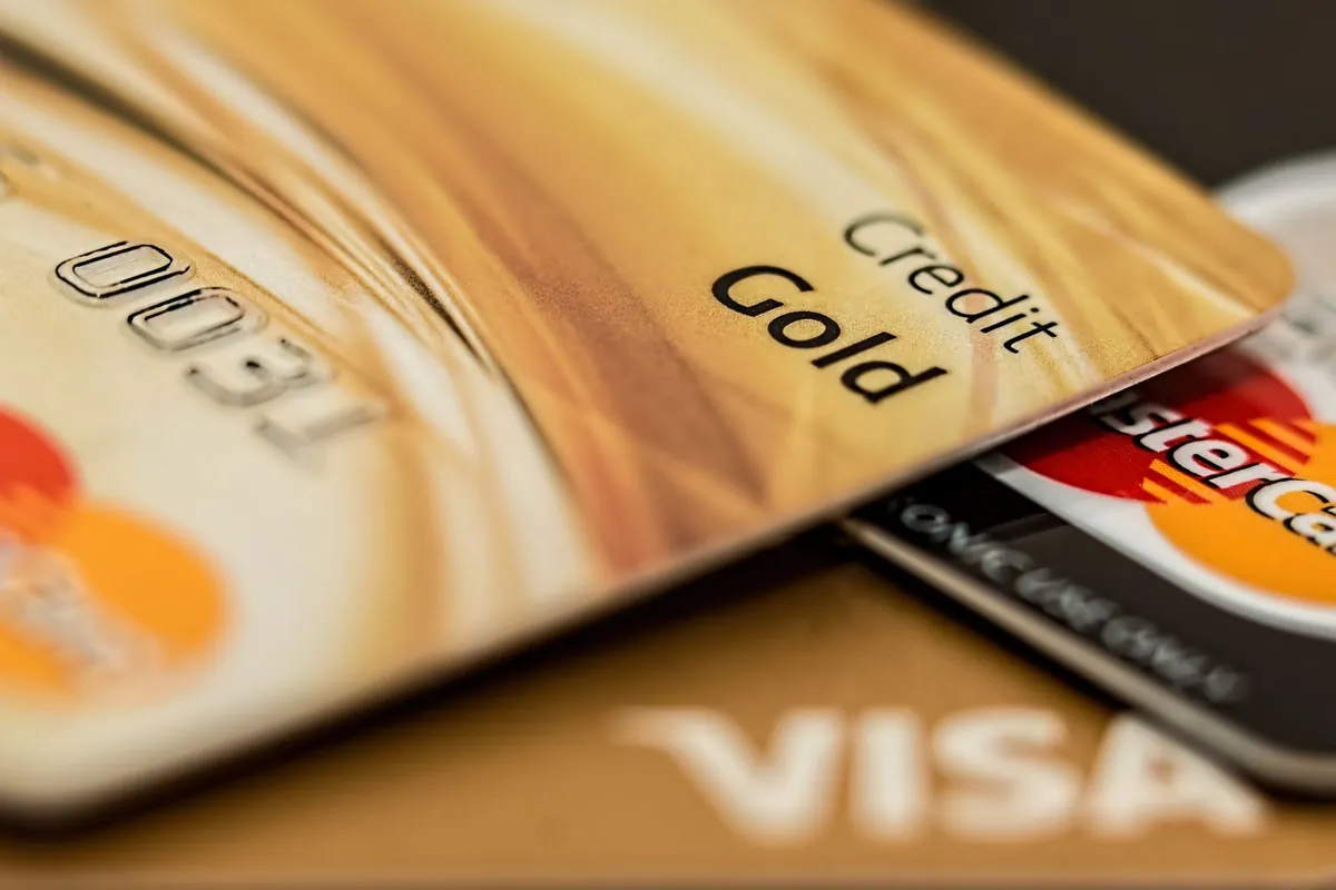 Tarjetas de crédito Visa, Mastercard y Gold en primer plano, comparativa para España