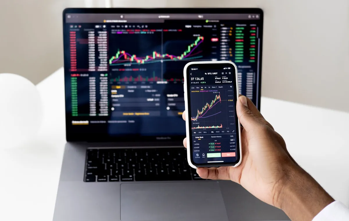 Automated investing dashboard on a phone, representing robo-advisors that manage portfolios algorithmically
